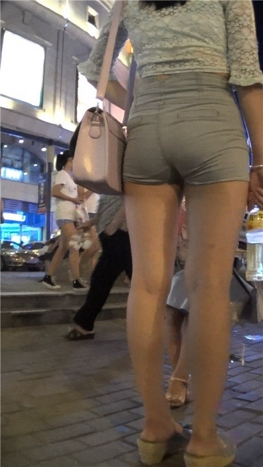 霓虹下的超紧身性感热裤[MP4/703MB]