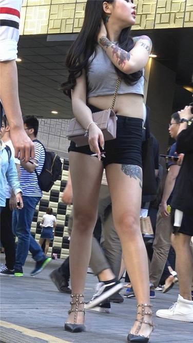 丰满多汁的紧身热裤纹身美女[MP4/3G]