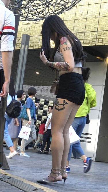 丰满多汁的紧身热裤纹身美女[MP4/3G]