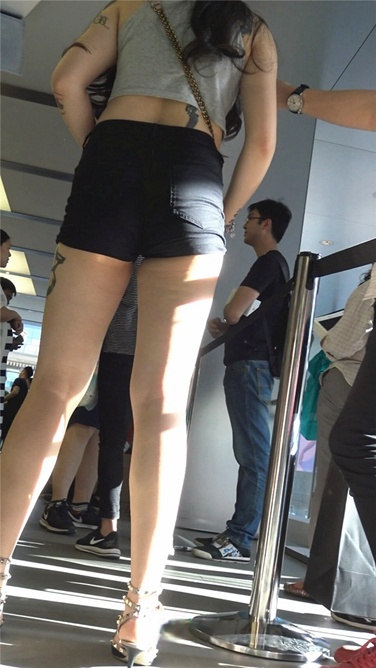 丰满多汁的紧身热裤纹身美女[MP4/3G]