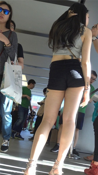 丰满多汁的紧身热裤纹身美女[MP4/3G]