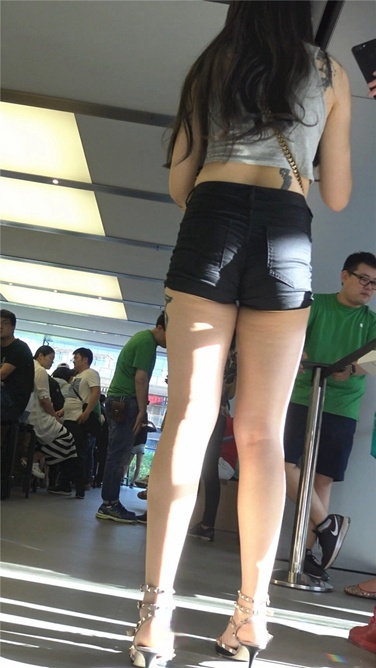 丰满多汁的紧身热裤纹身美女[MP4/3G]