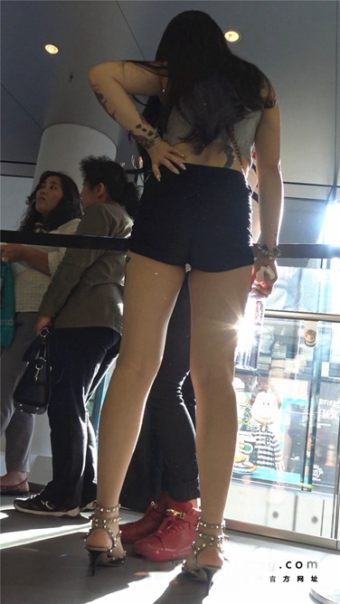 丰满多汁的紧身热裤纹身美女[MP4/3G]