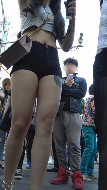 丰满多汁的紧身热裤纹身美女[MP4/3G]