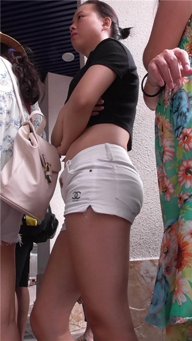 白热裤美眉前三角区如此饱满[MP4/769MB]