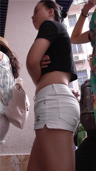 白热裤美眉前三角区如此饱满[MP4/769MB]