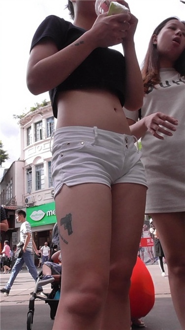 白热裤美眉前三角区如此饱满[MP4/769MB]