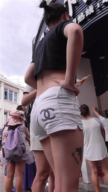 白热裤美眉前三角区如此饱满[MP4/769MB]