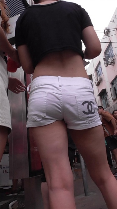 白热裤美眉前三角区如此饱满[MP4/769MB]