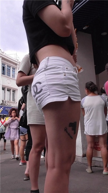 白热裤美眉前三角区如此饱满[MP4/769MB]