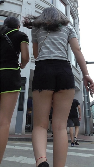 萌妹子的丰润翘屯 [MP4/400MB]