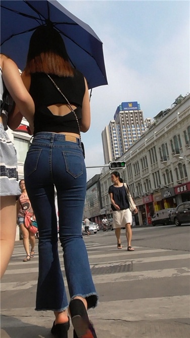 紧身喇叭牛仔MM [MP4/561MB]