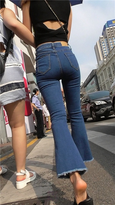 紧身喇叭牛仔MM [MP4/561MB]