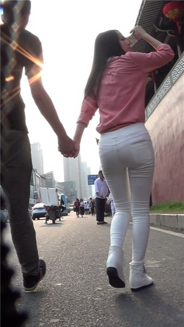 娇小有型的白裤MM[MP4/597MB]