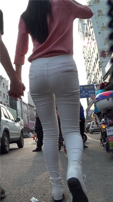 娇小有型的白裤MM[MP4/597MB]