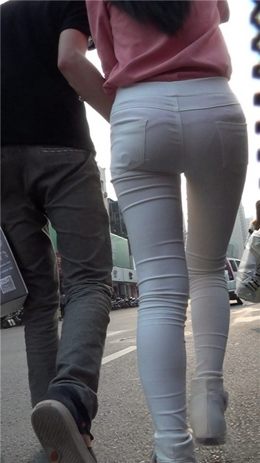 娇小有型的白裤MM[MP4/597MB]