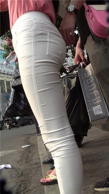 娇小有型的白裤MM[MP4/597MB]