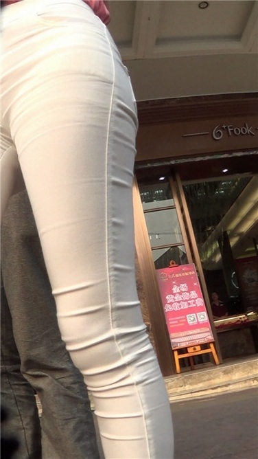 娇小有型的白裤MM[MP4/597MB]