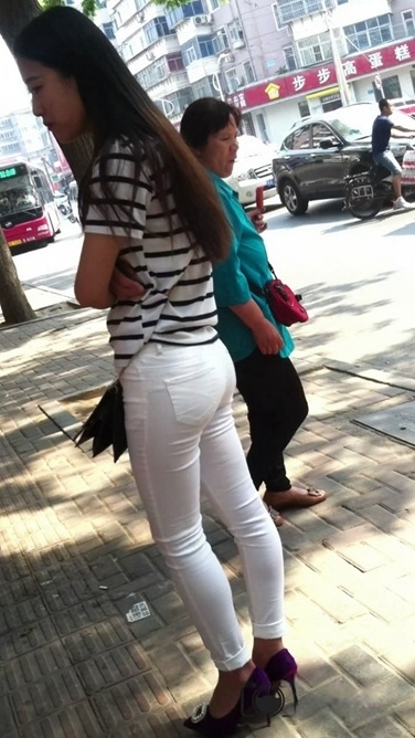 等公交的白裤翘臀美女[MP4/711MB]