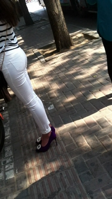 等公交的白裤翘臀美女[MP4/711MB]