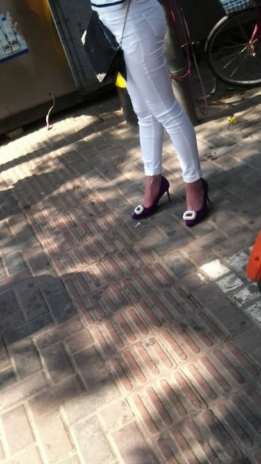 等公交的白裤翘臀美女[MP4/711MB]