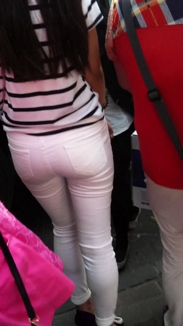 等公交的白裤翘臀美女[MP4/711MB]