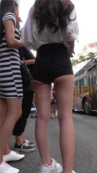 月牙秀得太到位 [MP4/568MB]