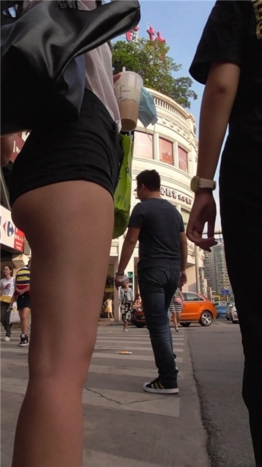 月牙秀得太到位 [MP4/568MB]