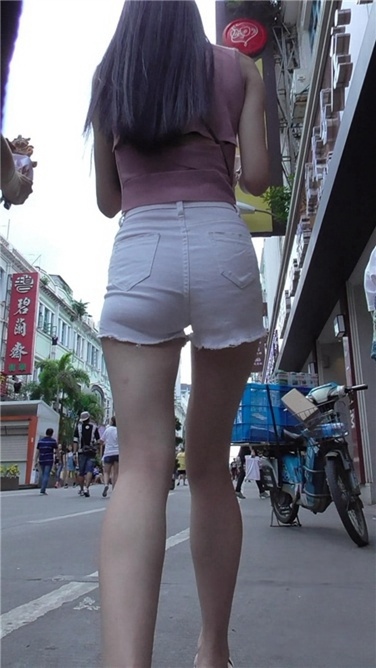 苗条白热裤MM [MP4/552MB]