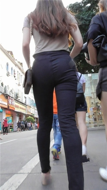 坚挺身材牛仔裤美女 [MP4/754MB]