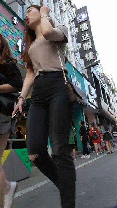 坚挺身材牛仔裤美女 [MP4/754MB]