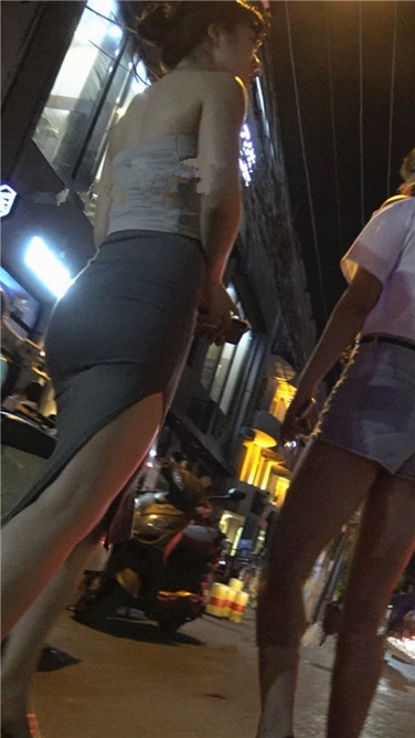 极品紧身贴身裙肉蛋美臀美眉[MP4/678MB