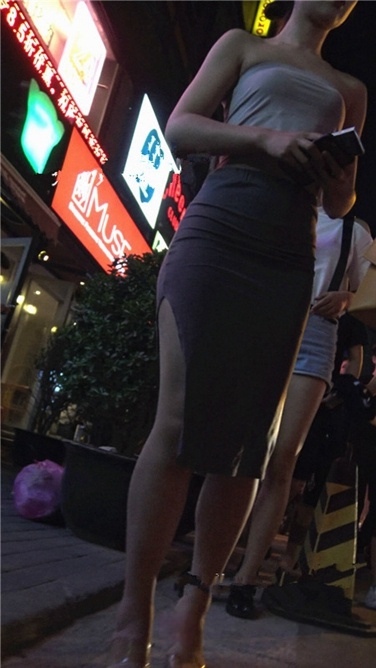 极品紧身贴身裙肉蛋美臀美眉[MP4/678MB