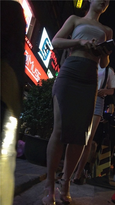 极品紧身贴身裙肉蛋美臀美眉[MP4/678MB