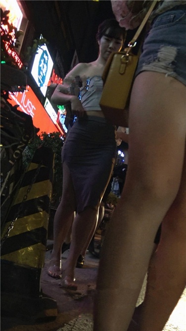 极品紧身贴身裙肉蛋美臀美眉[MP4/678MB