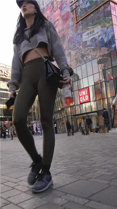 极品浅绿紧身瑜伽裤彰显美好身材[MP4/2GB]