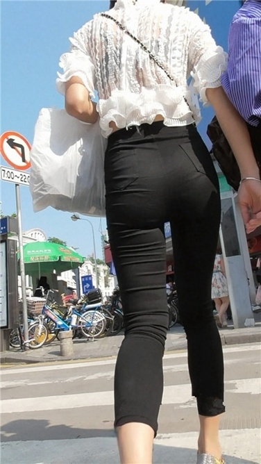 紧黑裤长腿翘臀 [MP4/546MB]