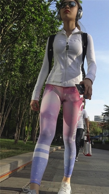 多彩紧身瑜伽裤三角墨镜美眉[MP4/542MB]