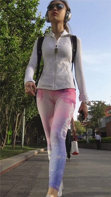 多彩紧身瑜伽裤三角墨镜美眉[MP4/542MB]