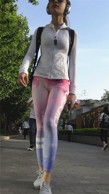 多彩紧身瑜伽裤三角墨镜美眉[MP4/542MB]