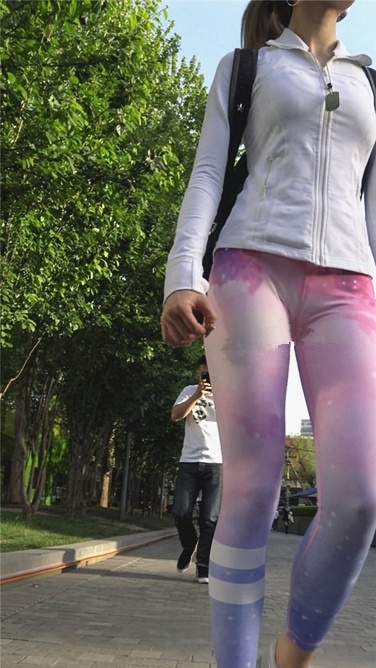 多彩紧身瑜伽裤三角墨镜美眉[MP4/542MB]