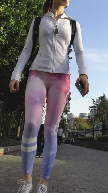 多彩紧身瑜伽裤三角墨镜美眉[MP4/542MB]