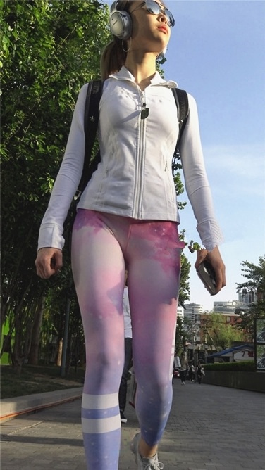 多彩紧身瑜伽裤三角墨镜美眉[MP4/542MB]