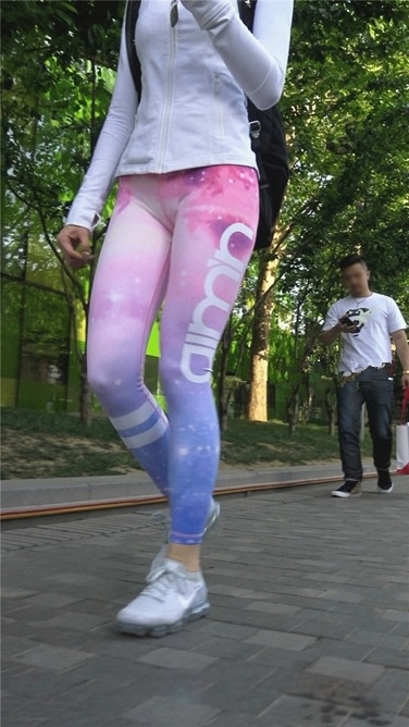 多彩紧身瑜伽裤三角墨镜美眉[MP4/542MB]