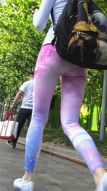 多彩紧身瑜伽裤三角墨镜美眉[MP4/542MB]