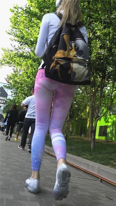 多彩紧身瑜伽裤三角墨镜美眉[MP4/542MB]