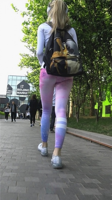 多彩紧身瑜伽裤三角墨镜美眉[MP4/542MB]