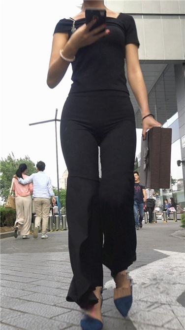 感紧身喇叭黑裤紧三角美女 [MP4/675MB]