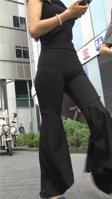 感紧身喇叭黑裤紧三角美女 [MP4/675MB]