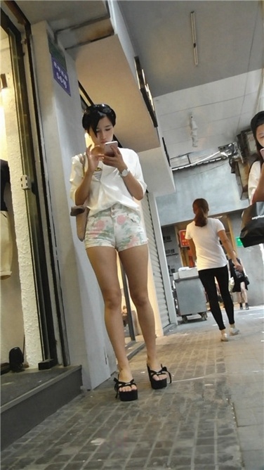 短发热裤美眉，这身材火辣啊 [MP4/1.23GB]